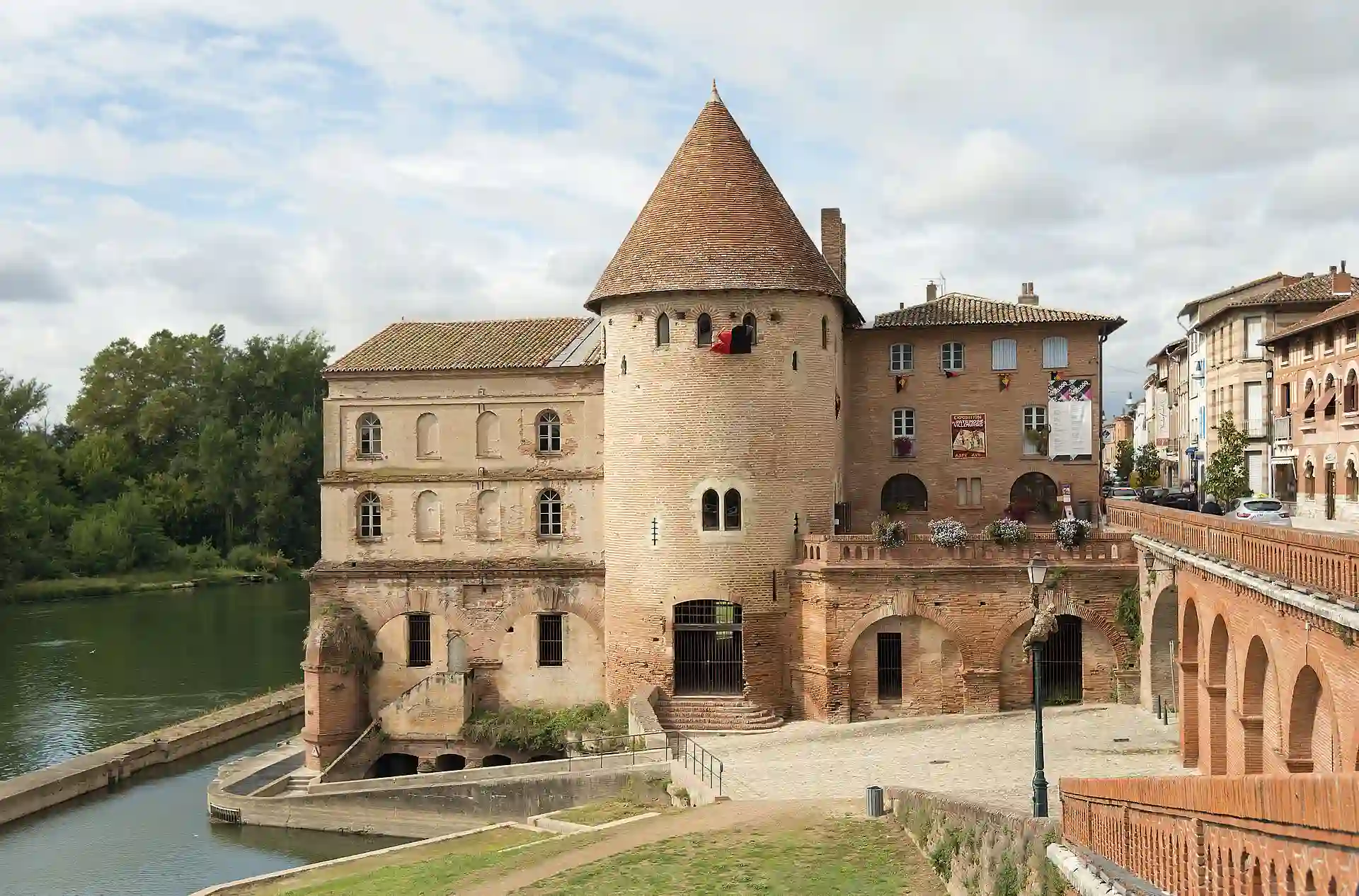 La ville de Villemur sur tarn en Haute Garonne avec VTC Tarn