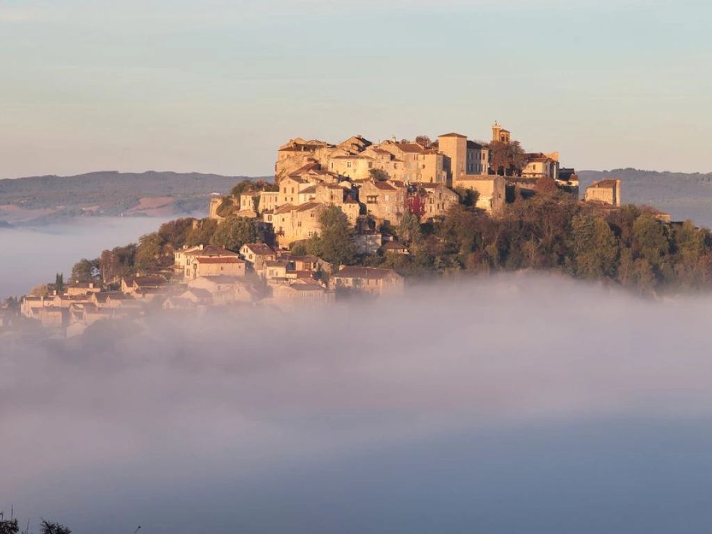 La ville de Cordes sur Ciel avec VTC Tarn