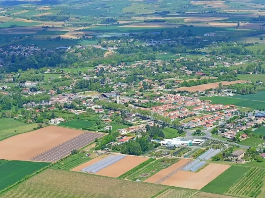 Vue aérinne de Couffouleux (81800) dans le Tarn - France